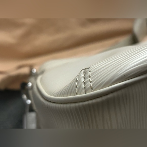 SOLD This is a gorgeous, authentic Louis Vuitton. Feel free to send offers. - Picture 10 of 16